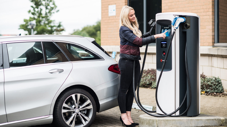 Σε κάθε πρατήριο της Βρετανίας θα υπάρχει ταχυφορτιστής